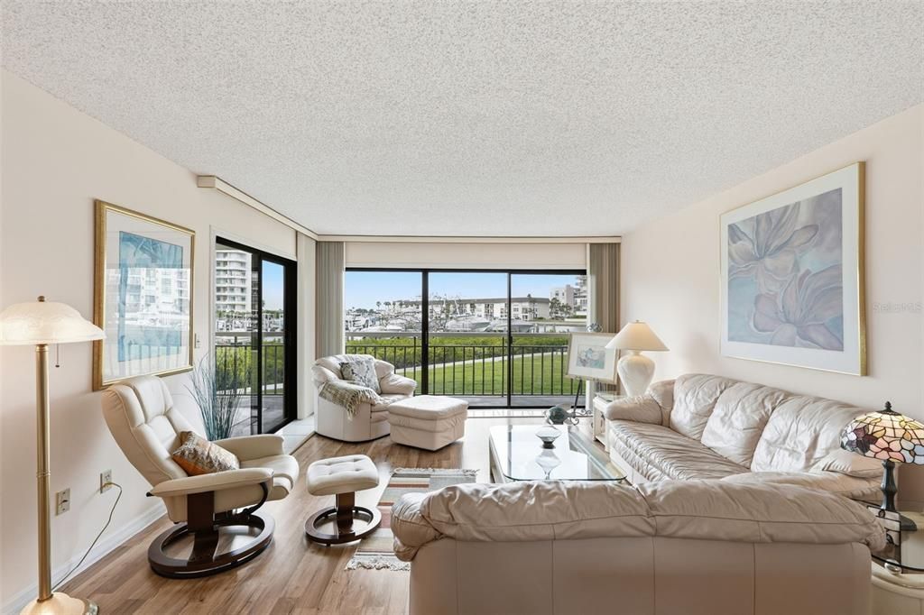 Active With Contract: $299,000 (1 beds, 1 baths, 1050 Square Feet)