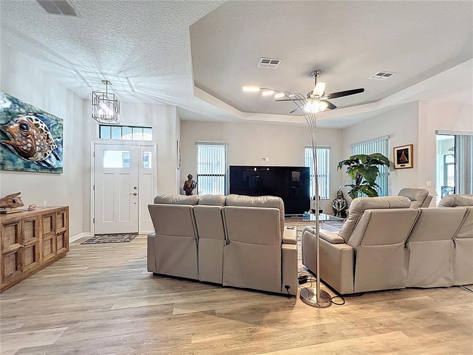 En Venta: $325,000 (3 camas, 2 baños, 1833 Pies cuadrados)