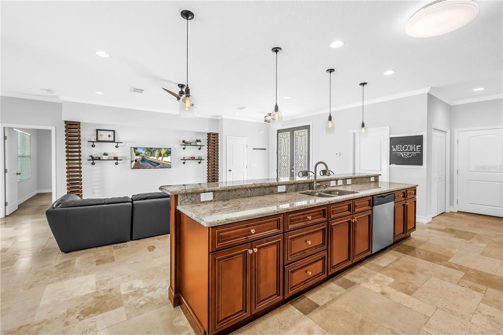 合同活跃: $835,000 (3 贝兹, 2 浴室, 1838 平方英尺)