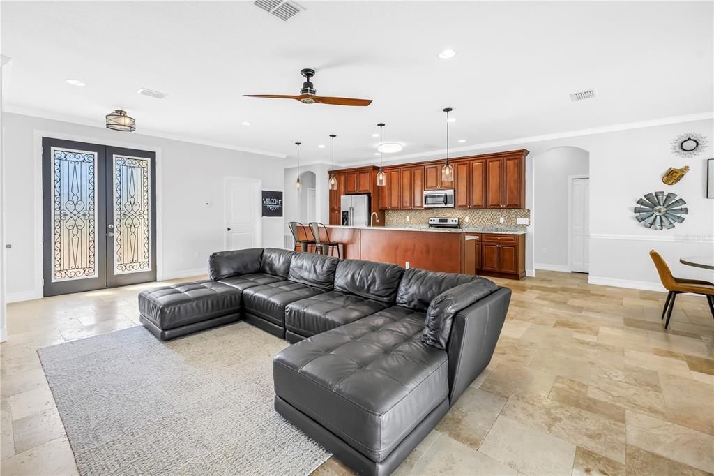 合同活跃: $835,000 (3 贝兹, 2 浴室, 1838 平方英尺)