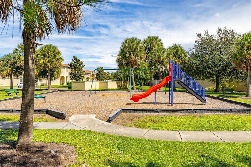 合同活跃: $340,000 (4 贝兹, 3 浴室, 1782 平方英尺)