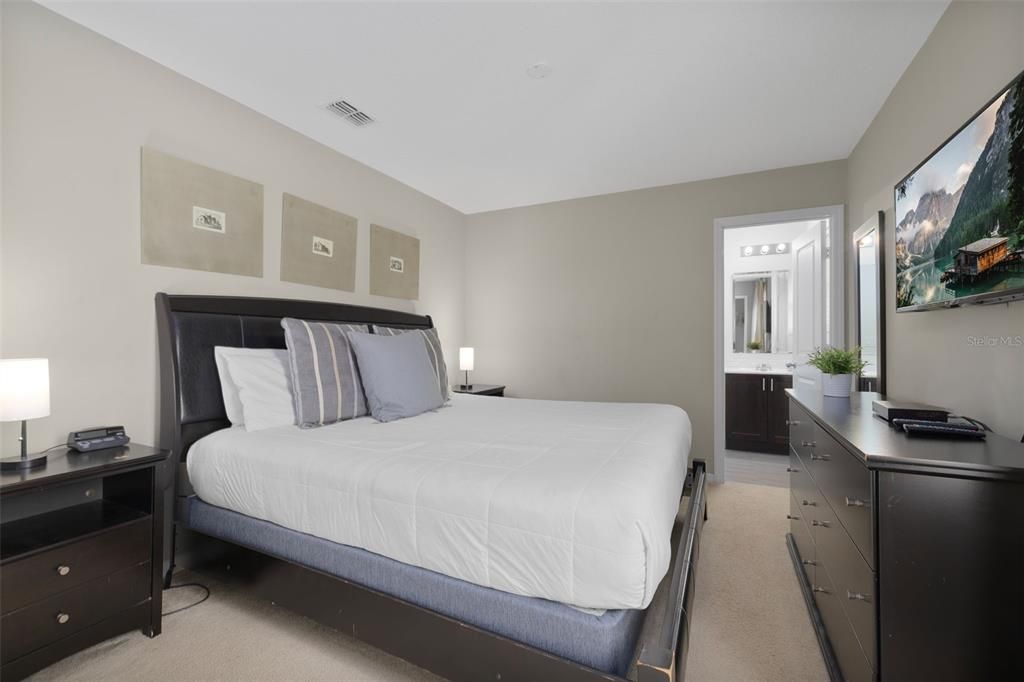 合同活跃: $340,000 (4 贝兹, 3 浴室, 1782 平方英尺)