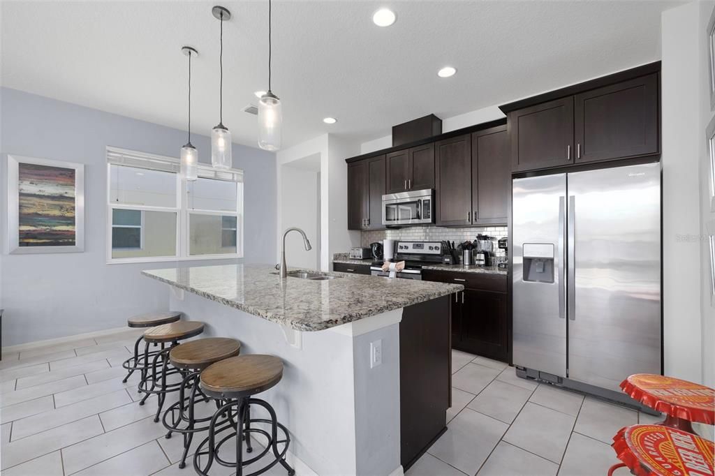 合同活跃: $340,000 (4 贝兹, 3 浴室, 1782 平方英尺)