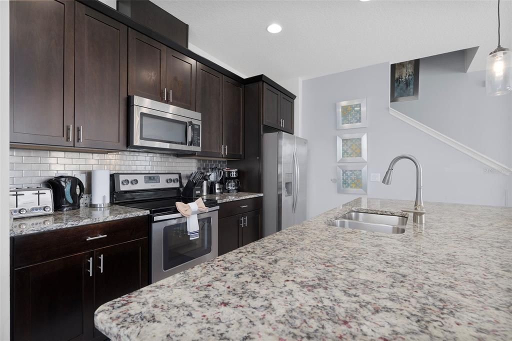 合同活跃: $340,000 (4 贝兹, 3 浴室, 1782 平方英尺)