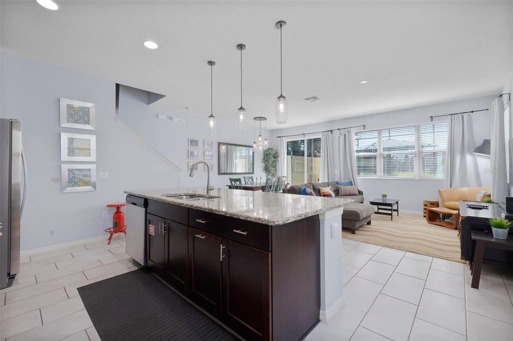 合同活跃: $340,000 (4 贝兹, 3 浴室, 1782 平方英尺)