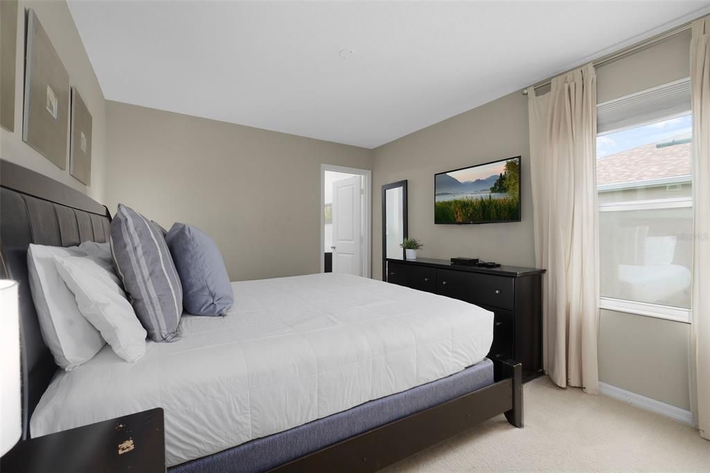 合同活跃: $340,000 (4 贝兹, 3 浴室, 1782 平方英尺)