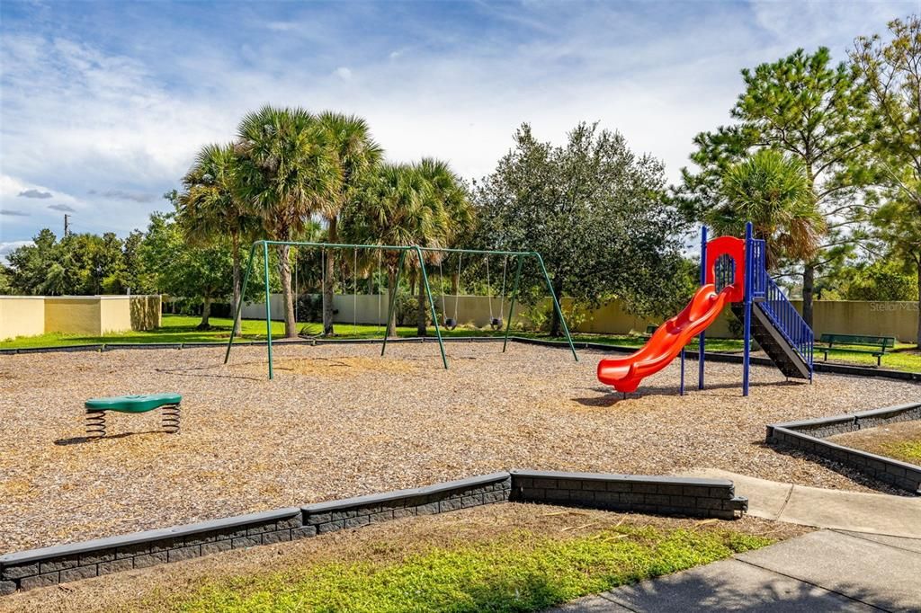 合同活跃: $340,000 (4 贝兹, 3 浴室, 1782 平方英尺)