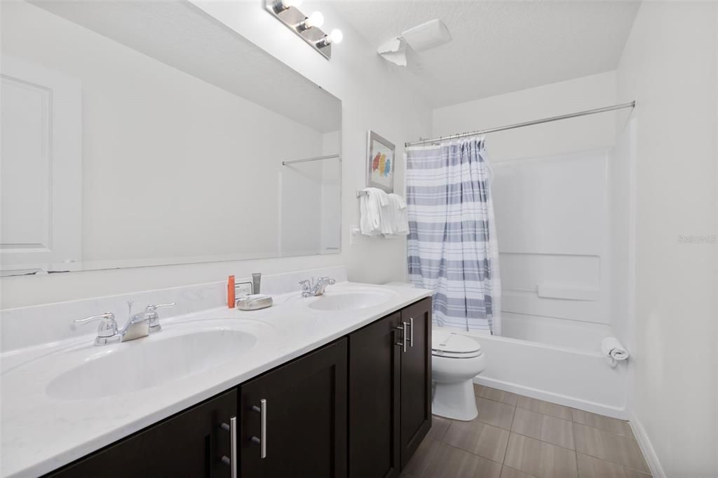 合同活跃: $340,000 (4 贝兹, 3 浴室, 1782 平方英尺)