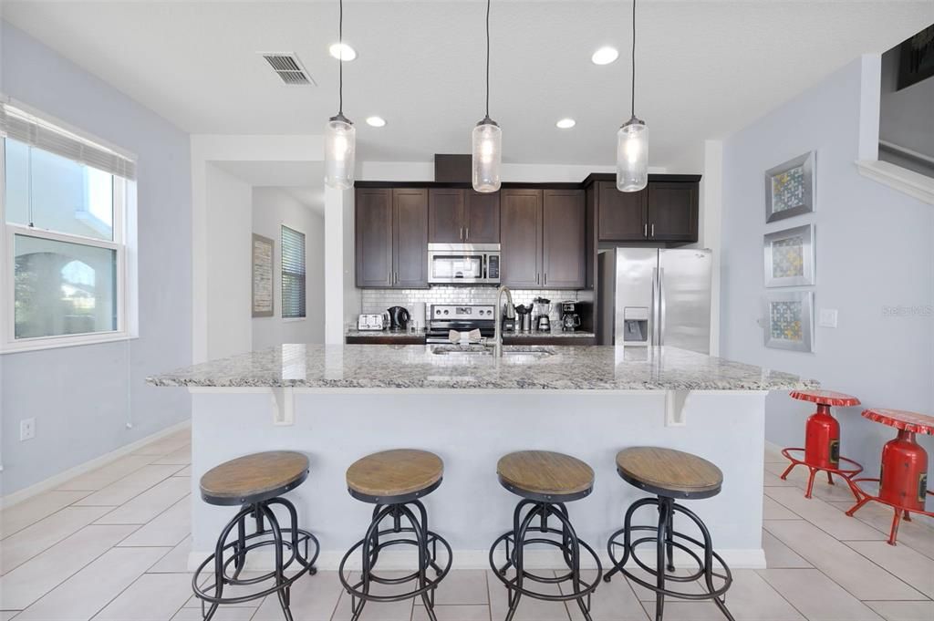 合同活跃: $340,000 (4 贝兹, 3 浴室, 1782 平方英尺)