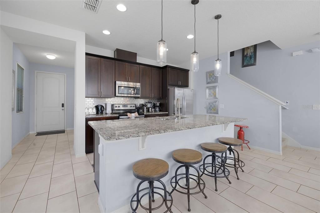 合同活跃: $340,000 (4 贝兹, 3 浴室, 1782 平方英尺)