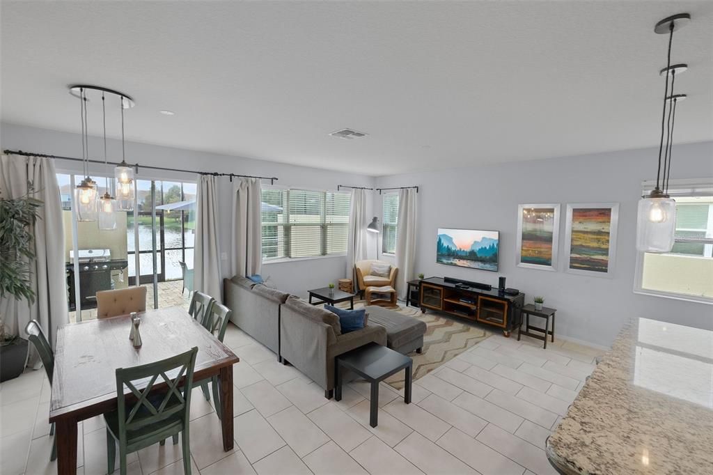 合同活跃: $340,000 (4 贝兹, 3 浴室, 1782 平方英尺)