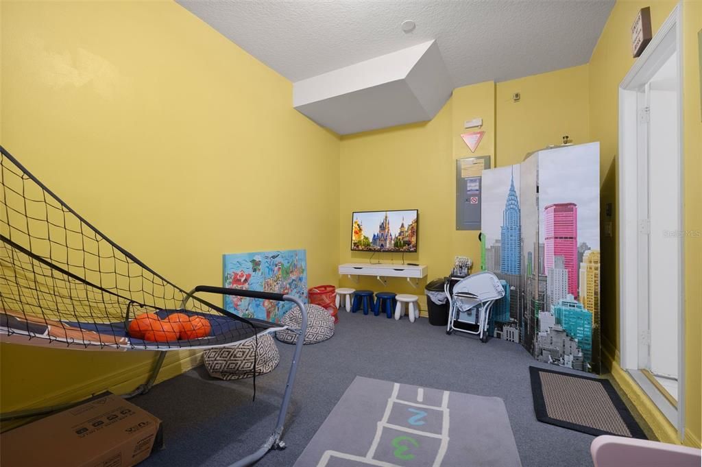 合同活跃: $340,000 (4 贝兹, 3 浴室, 1782 平方英尺)