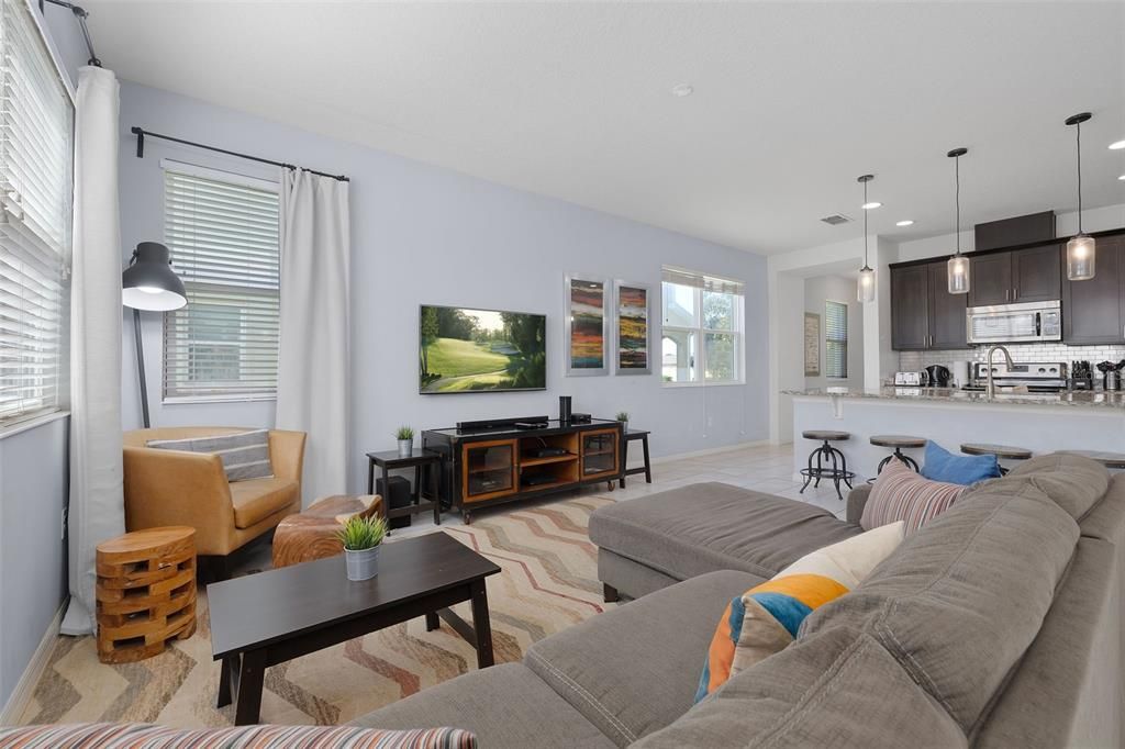 合同活跃: $340,000 (4 贝兹, 3 浴室, 1782 平方英尺)