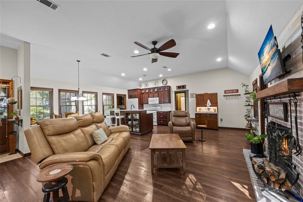 Active With Contract: $345,000 (3 beds, 2 baths, 1450 Square Feet)