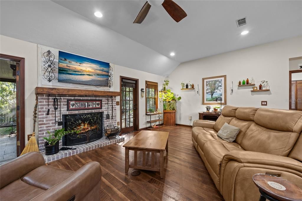 Active With Contract: $345,000 (3 beds, 2 baths, 1450 Square Feet)