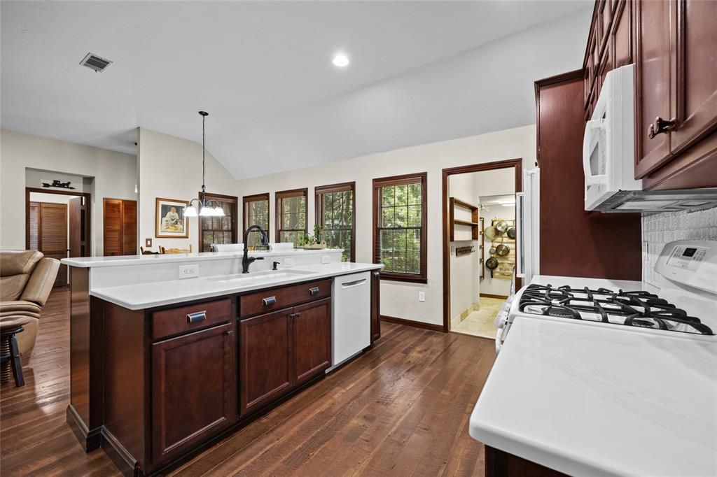 Active With Contract: $345,000 (3 beds, 2 baths, 1450 Square Feet)