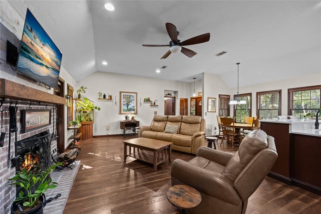 Active With Contract: $345,000 (3 beds, 2 baths, 1450 Square Feet)