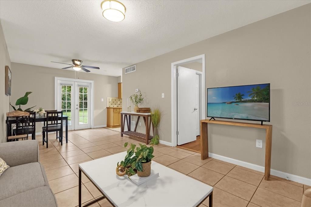 На продажу: $319,900 (3 спален, 2 ванн, 975 Квадратных фут)