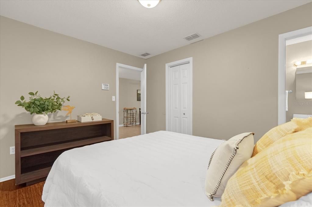 На продажу: $319,900 (3 спален, 2 ванн, 975 Квадратных фут)