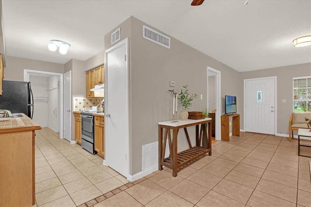 На продажу: $319,900 (3 спален, 2 ванн, 975 Квадратных фут)