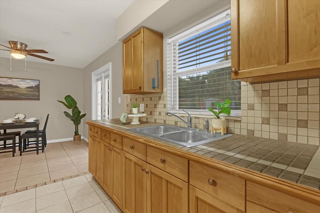 На продажу: $319,900 (3 спален, 2 ванн, 975 Квадратных фут)