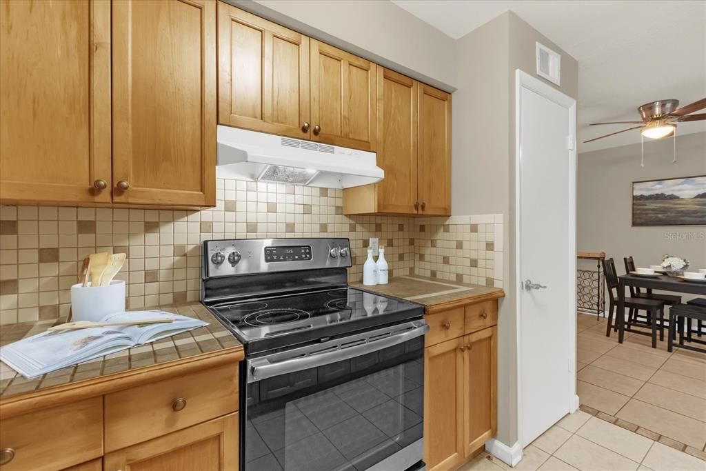 На продажу: $319,900 (3 спален, 2 ванн, 975 Квадратных фут)