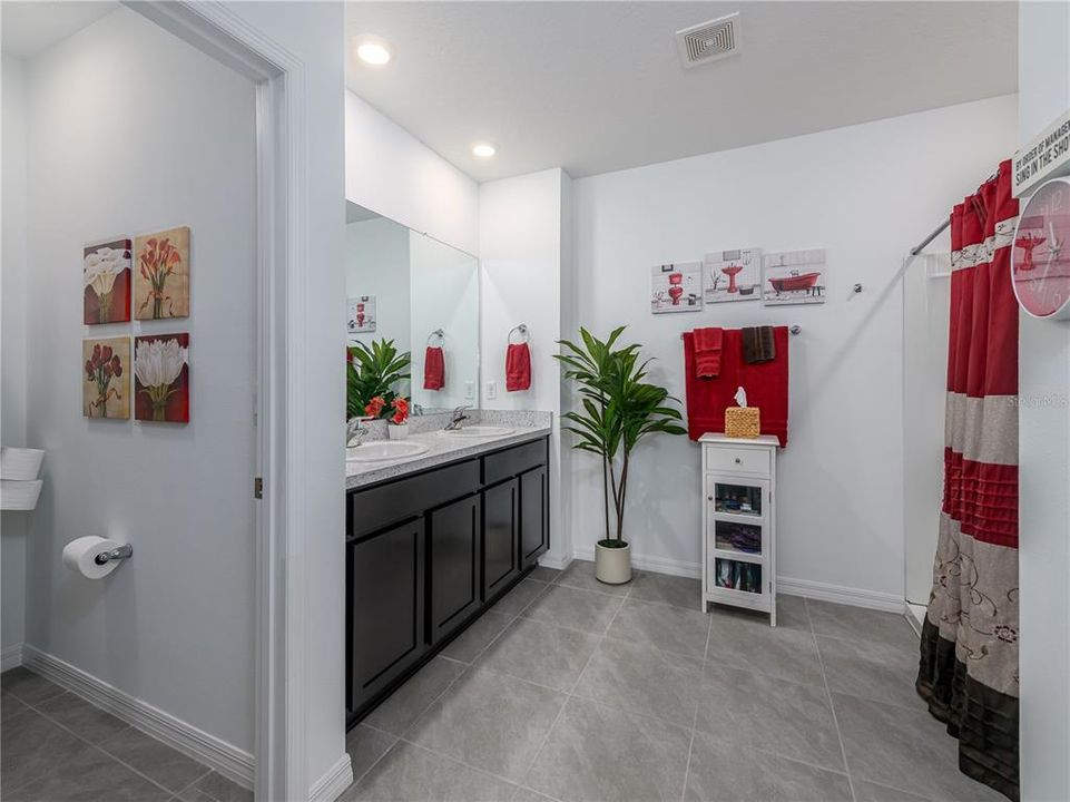 На продажу: $418,900 (5 спален, 3 ванн, 2447 Квадратных фут)