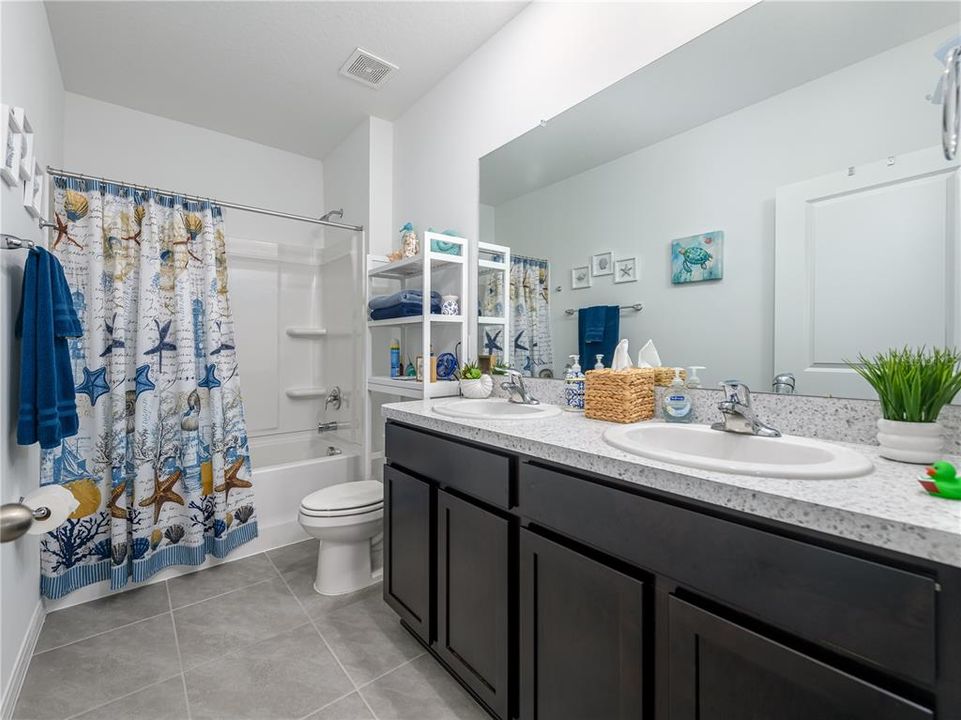 На продажу: $418,900 (5 спален, 3 ванн, 2447 Квадратных фут)