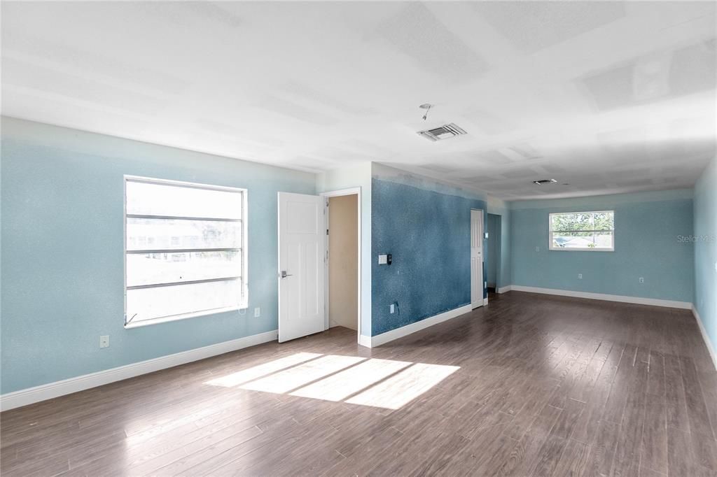 Active With Contract: $549,000 (5 beds, 3 baths, 2344 Square Feet)