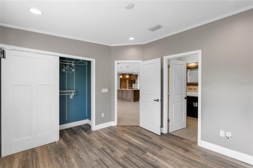 Active With Contract: $549,000 (5 beds, 3 baths, 2344 Square Feet)