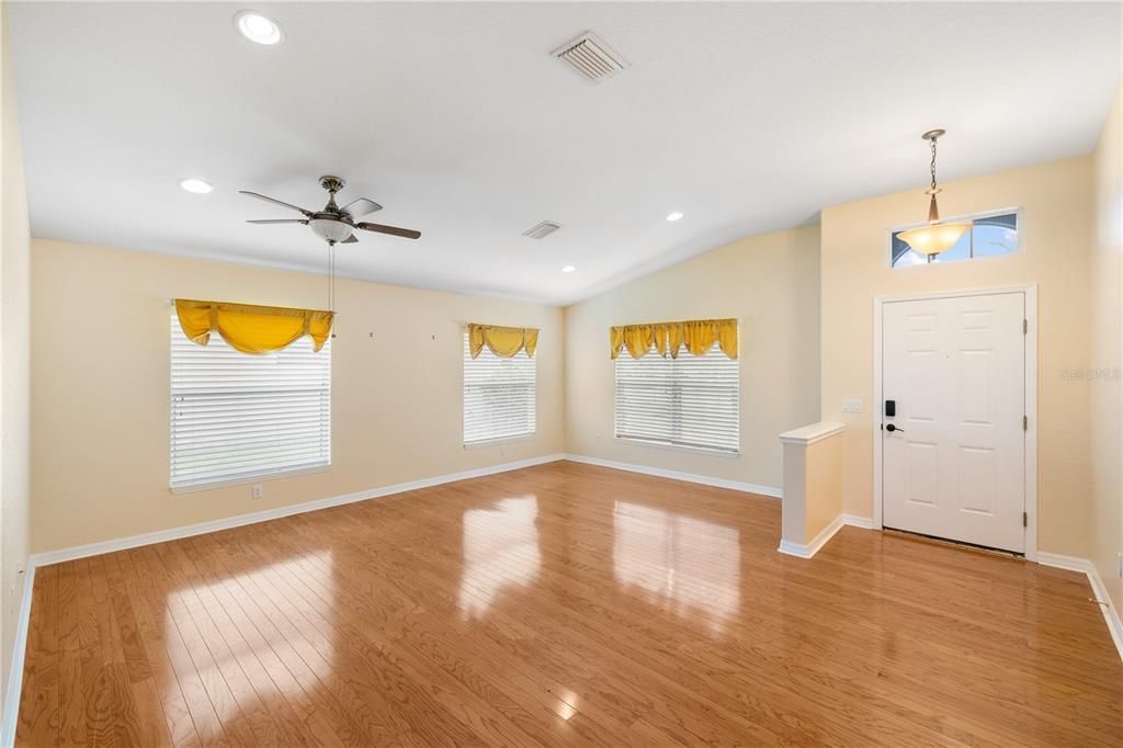 For Rent: $2,600 (4 beds, 2 baths, 2024 Square Feet)