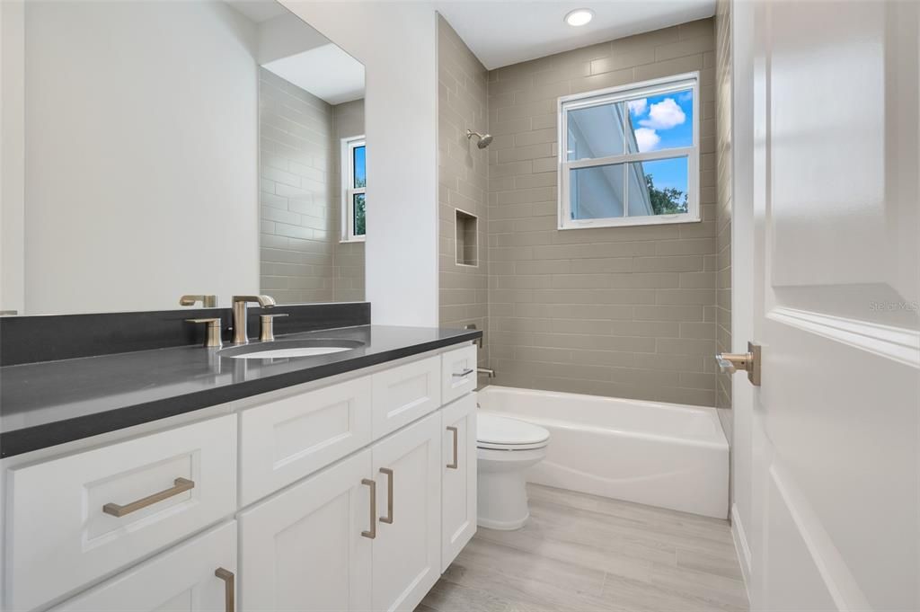 待售: $1,050,000 (4 贝兹, 3 浴室, 2712 平方英尺)