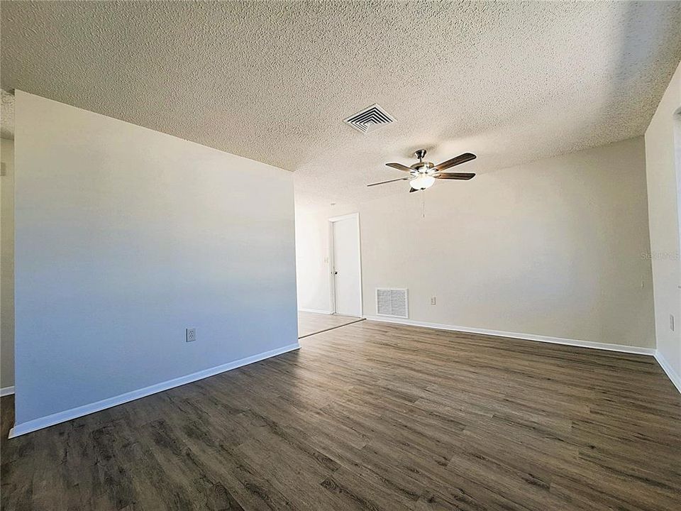 合同活跃: $189,900 (2 贝兹, 1 浴室, 744 平方英尺)