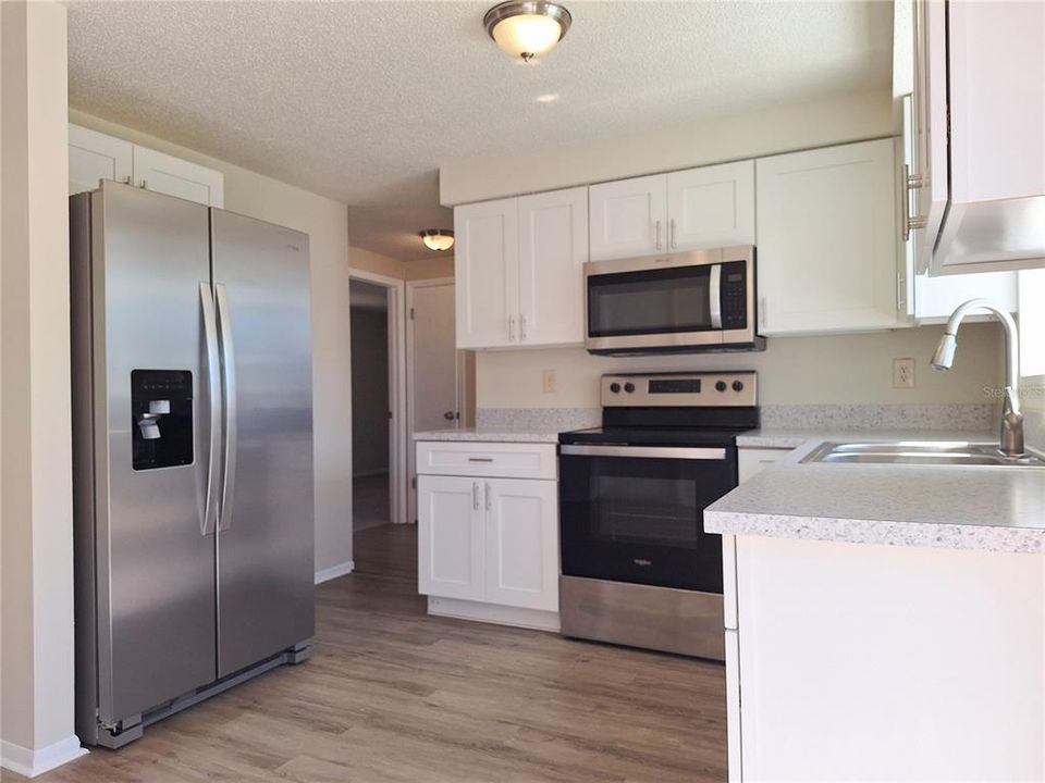 合同活跃: $189,900 (2 贝兹, 1 浴室, 744 平方英尺)