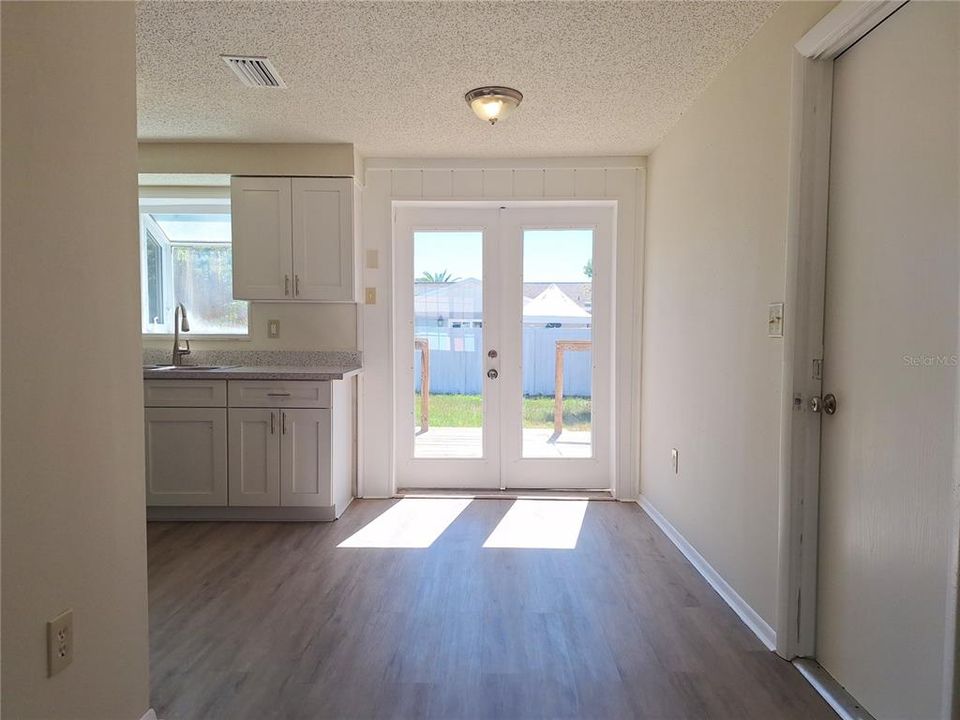 合同活跃: $189,900 (2 贝兹, 1 浴室, 744 平方英尺)