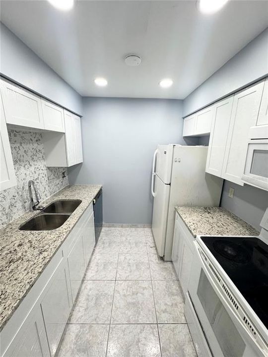 На продажу: $185,000 (2 спален, 2 ванн, 851 Квадратных фут)