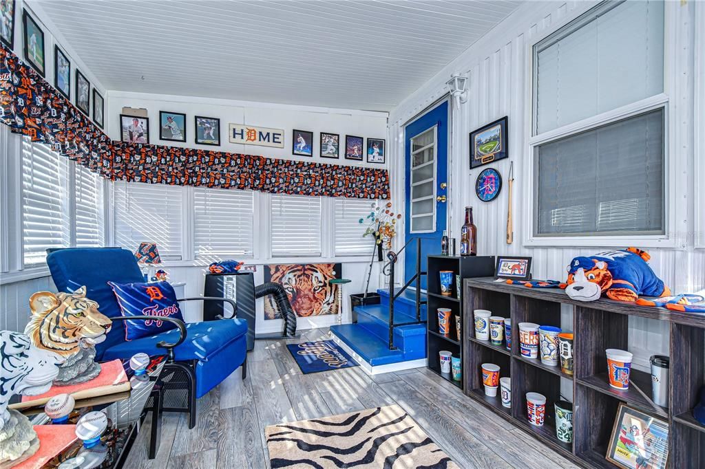 待售: $72,000 (2 贝兹, 1 浴室, 825 平方英尺)