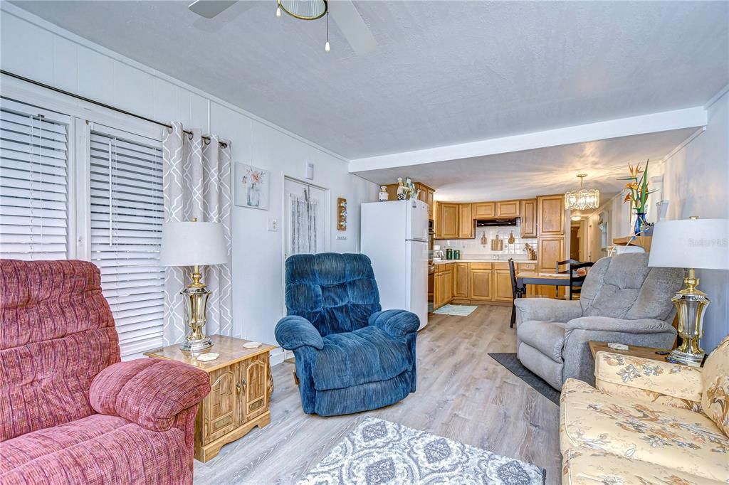 待售: $72,000 (2 贝兹, 1 浴室, 825 平方英尺)