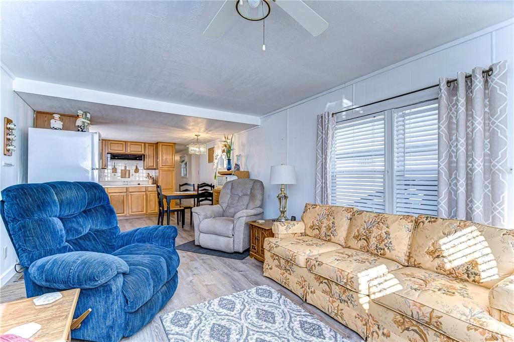 待售: $72,000 (2 贝兹, 1 浴室, 825 平方英尺)