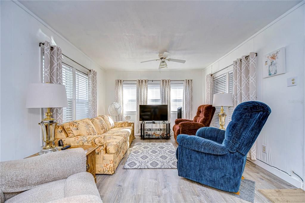 待售: $72,000 (2 贝兹, 1 浴室, 825 平方英尺)