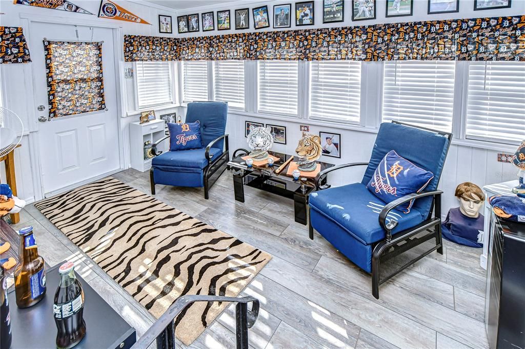 待售: $72,000 (2 贝兹, 1 浴室, 825 平方英尺)