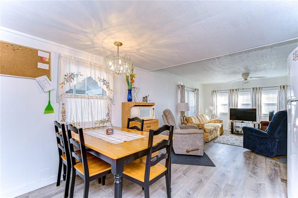 待售: $72,000 (2 贝兹, 1 浴室, 825 平方英尺)