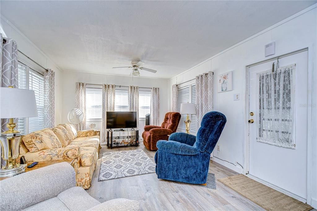 待售: $72,000 (2 贝兹, 1 浴室, 825 平方英尺)