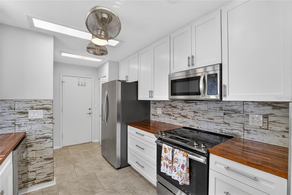 待售: $257,000 (2 贝兹, 2 浴室, 1559 平方英尺)