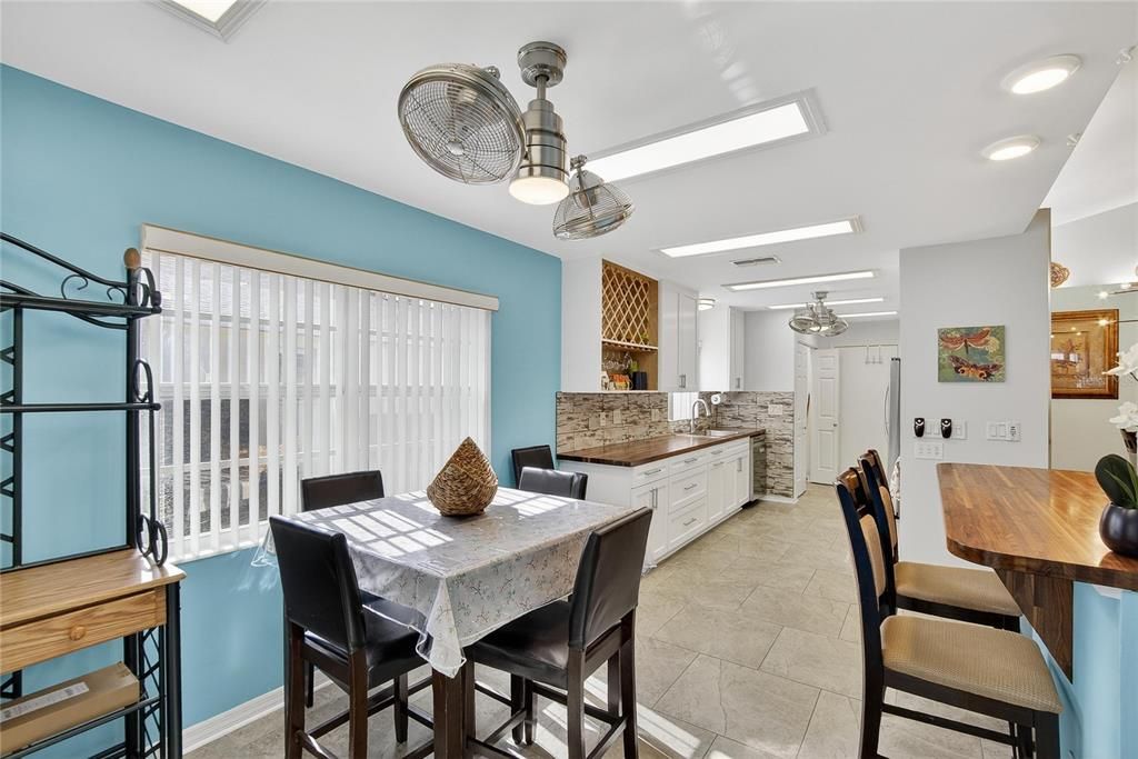 待售: $257,000 (2 贝兹, 2 浴室, 1559 平方英尺)