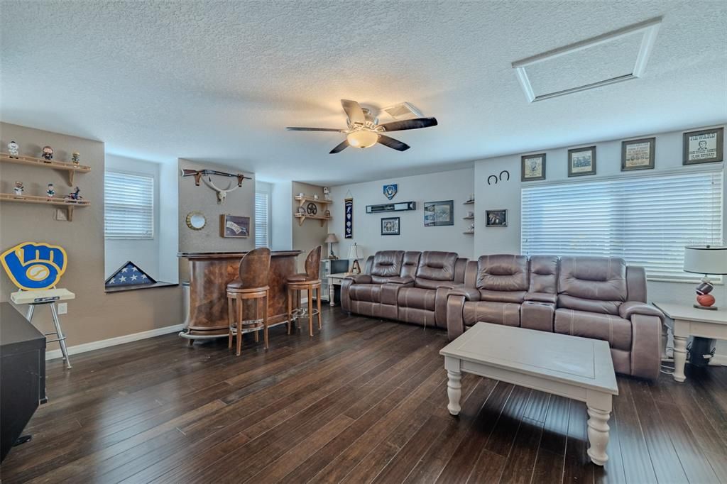 En Venta: $999,900 (5 camas, 4 baños, 2841 Pies cuadrados)