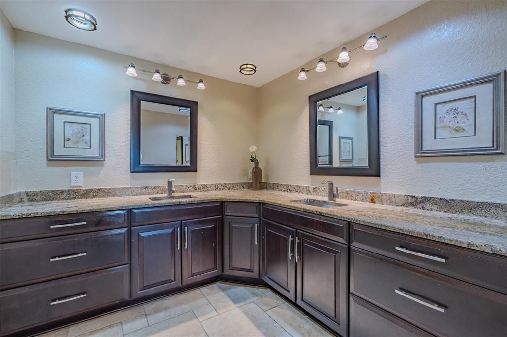 En Venta: $999,900 (5 camas, 4 baños, 2841 Pies cuadrados)