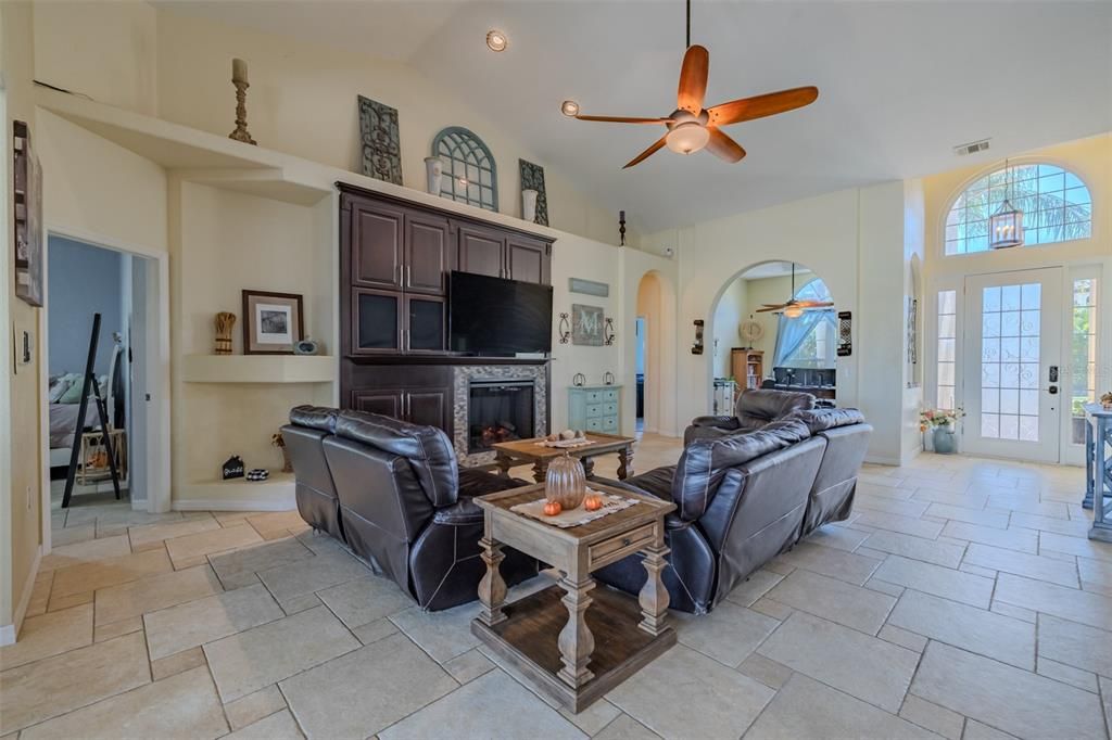 En Venta: $999,900 (5 camas, 4 baños, 2841 Pies cuadrados)