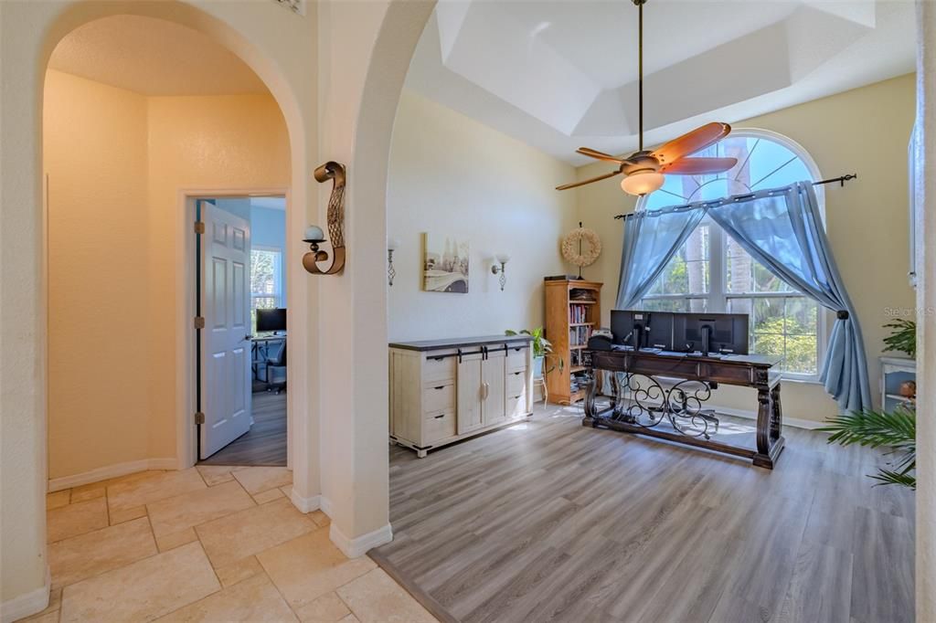 En Venta: $999,900 (5 camas, 4 baños, 2841 Pies cuadrados)