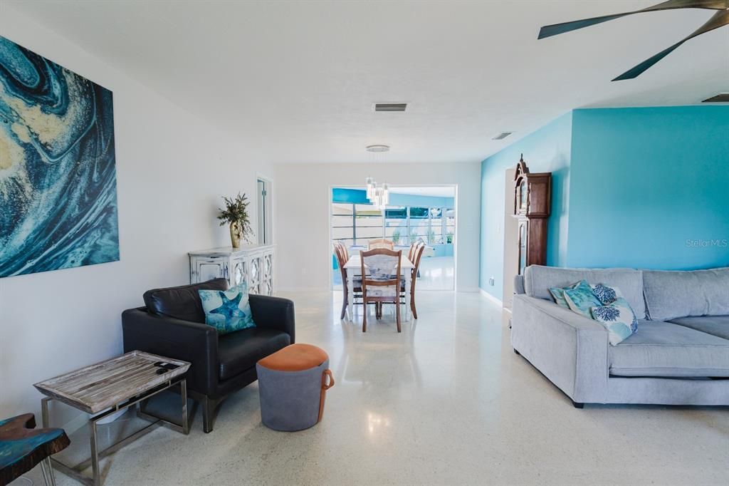 En Venta: $745,000 (3 camas, 3 baños, 2492 Pies cuadrados)